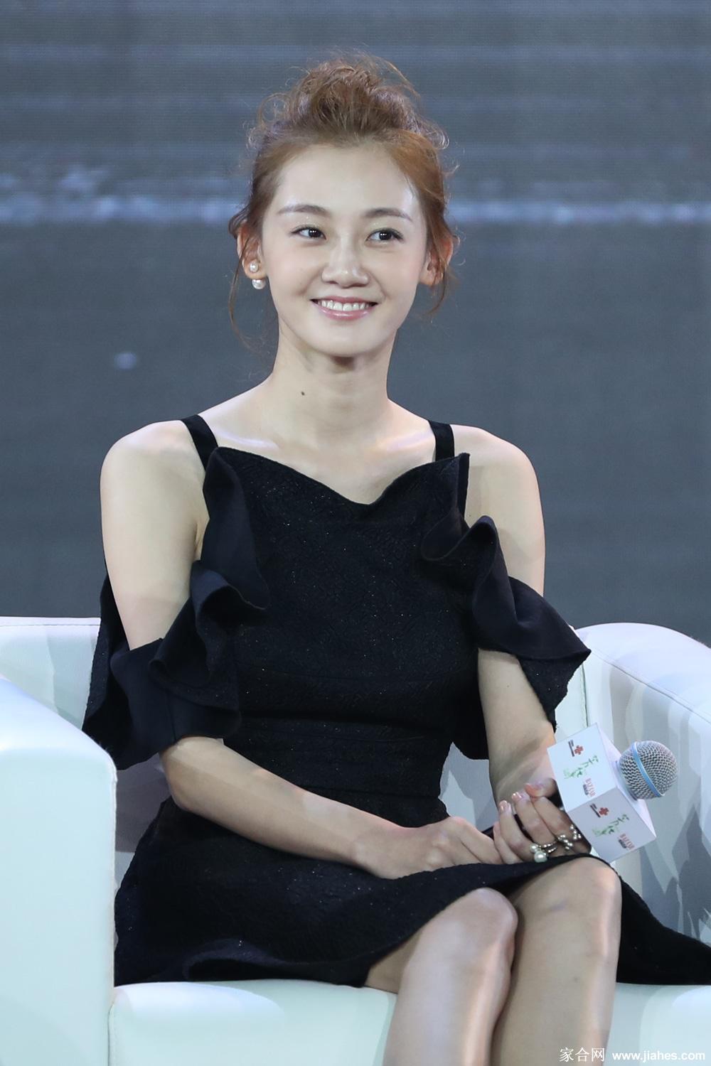 苗苗黑色连衣裙美腿高跟现场照[9]