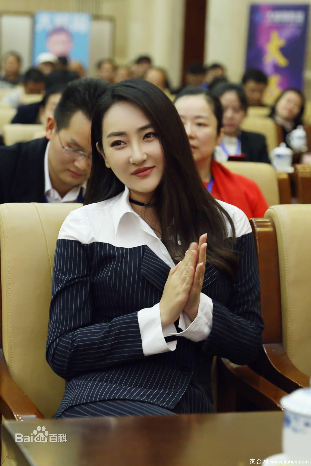 高姝瑶长发短裙美腿高跟现场妖娆照[6]