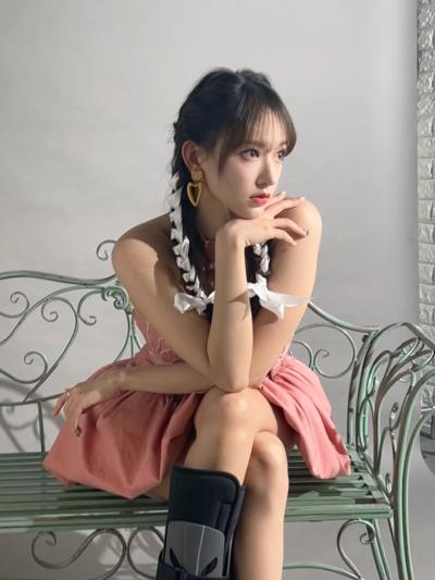 程潇身穿豆沙粉色挂脖蓬蓬短裙双马尾可爱诱人