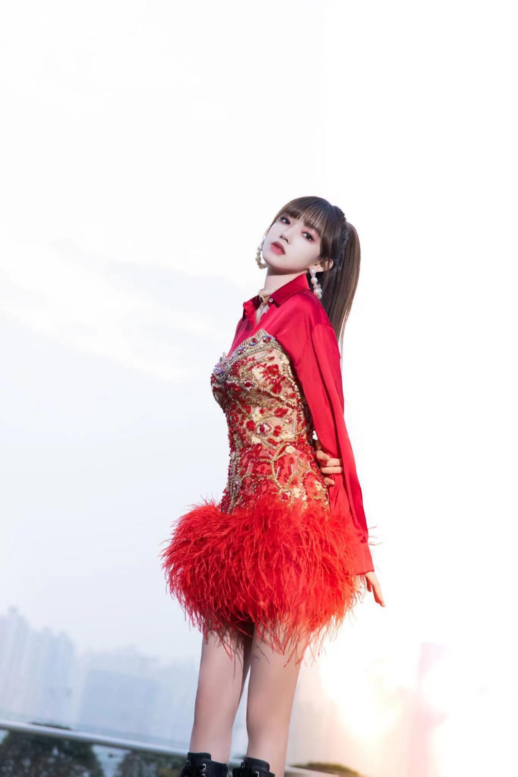 程潇身穿抹胸短款演出裙,脚上搭配黑色系带厚底短靴[7]