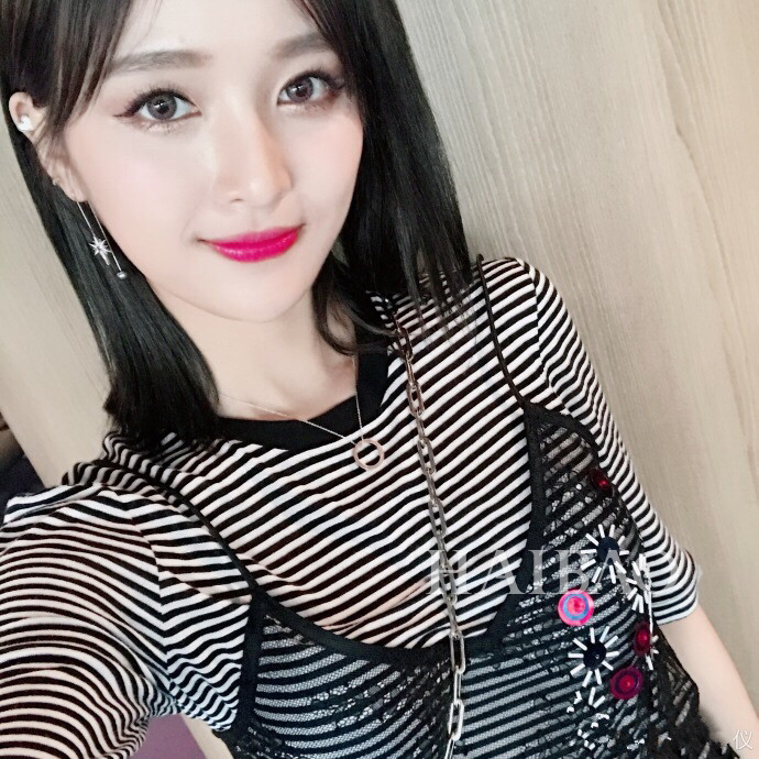 吴宣仪红唇烈焰白嫩肌肤写真照[4]