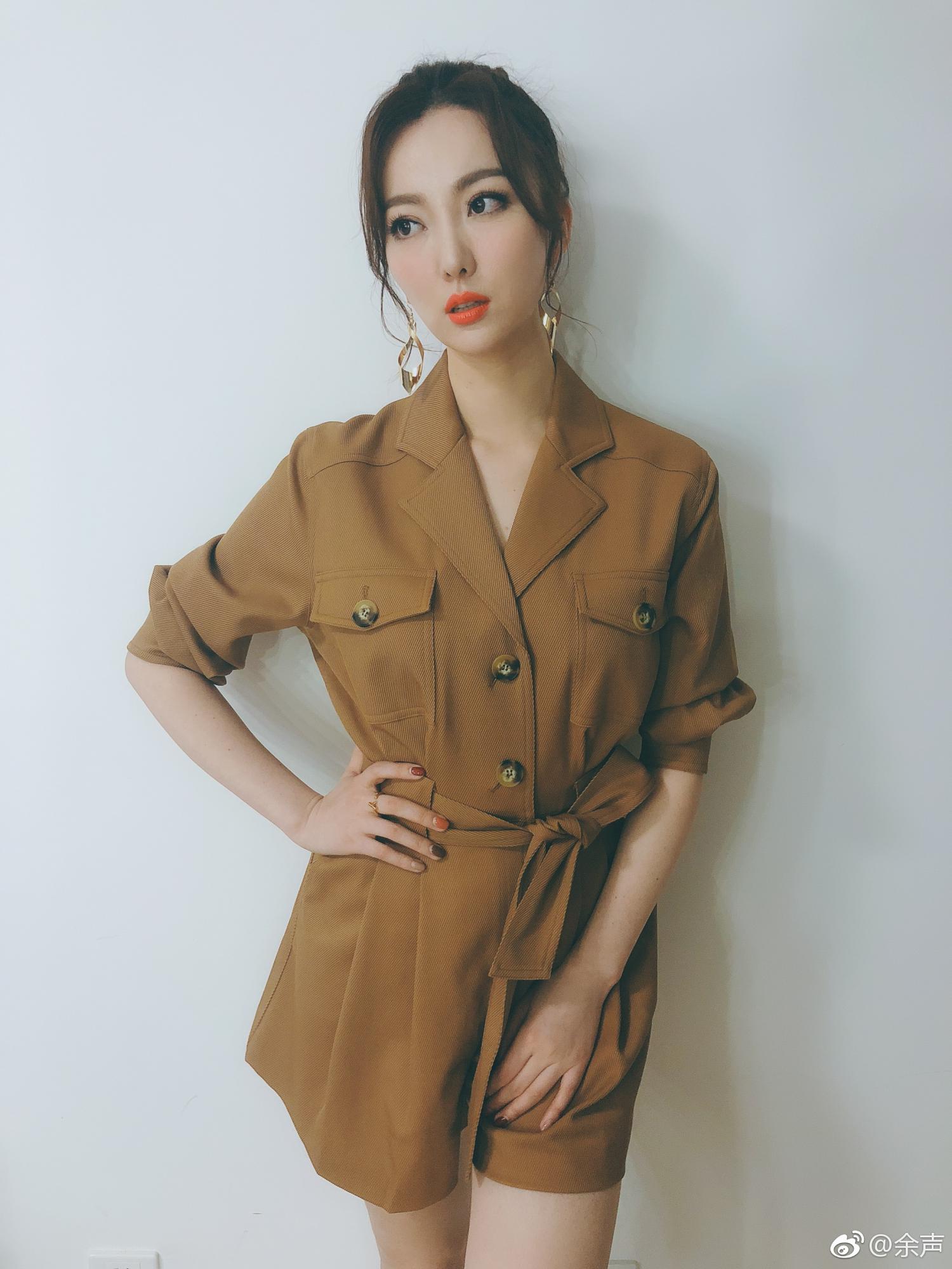 主持人余声华丽礼性感美腿高跟丝袜[5]