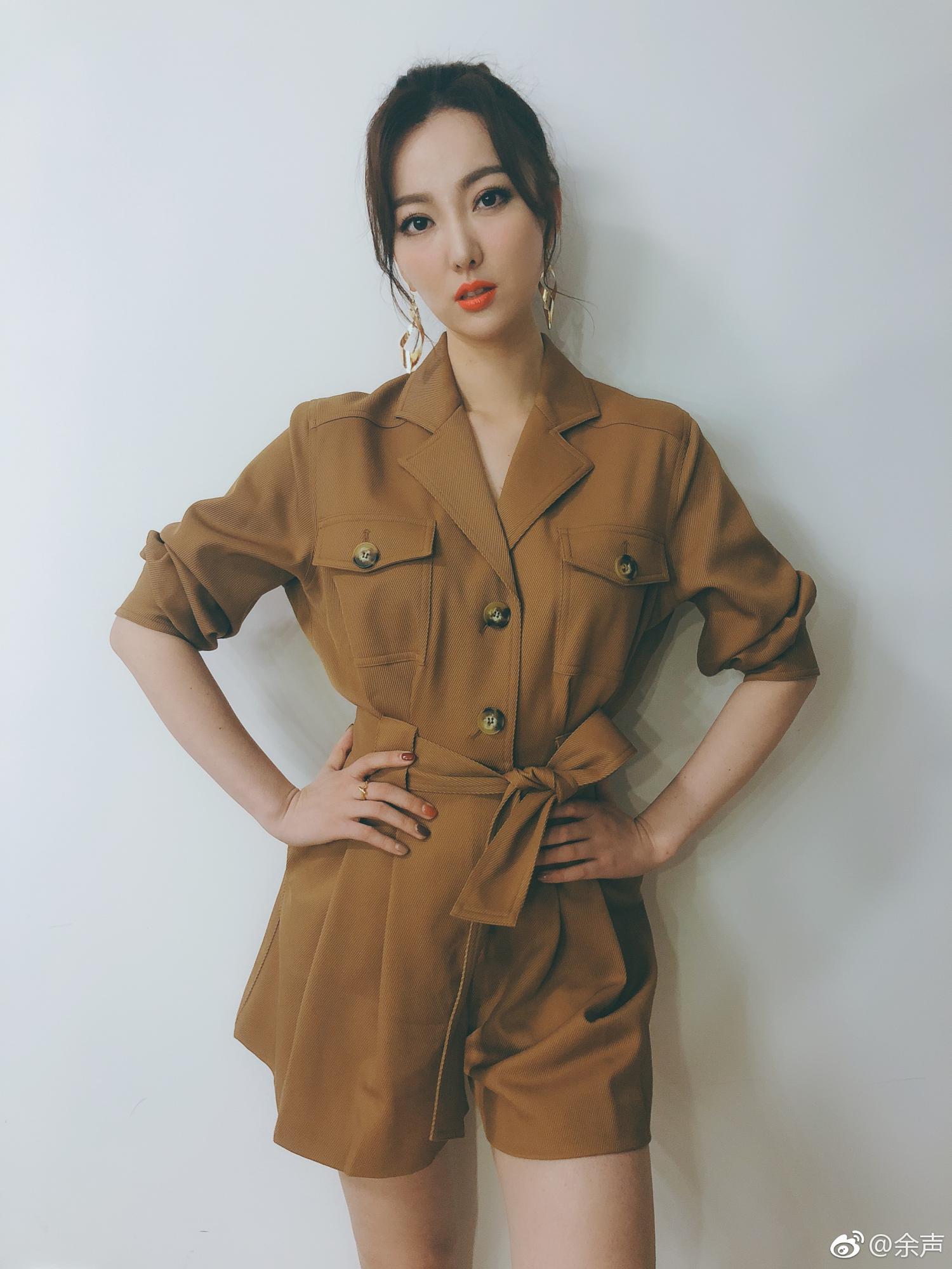 主持人余声华丽礼性感美腿高跟丝袜[6]