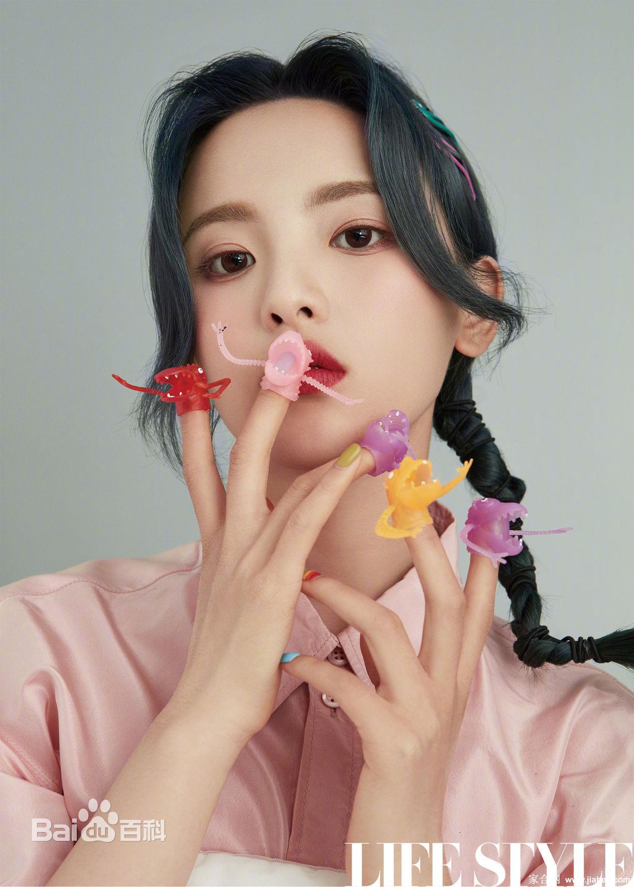 杨超越清纯性感红唇杂志写真[5]