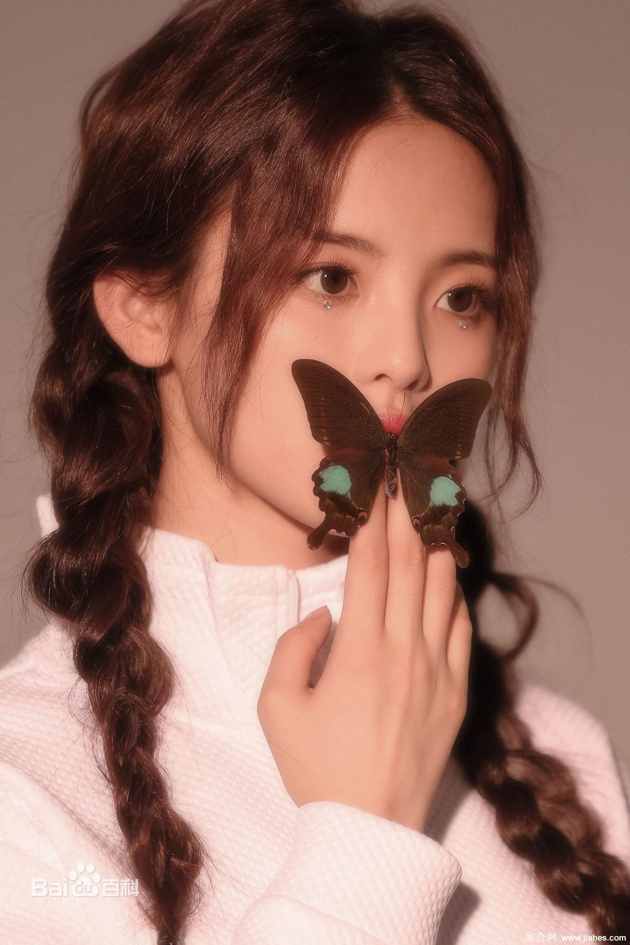 杨超越清纯性感红唇杂志写真[7]