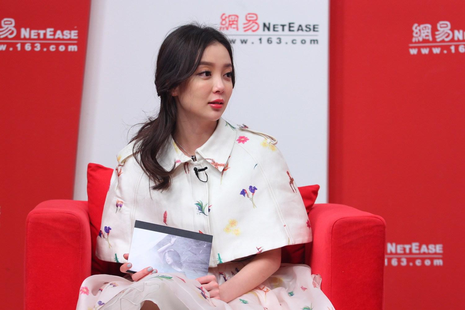 汪小敏花色长裙白嫩美腿现场采访照[4]