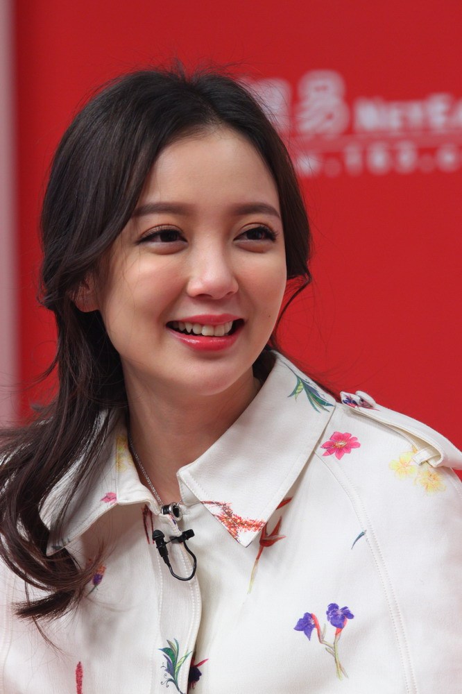 汪小敏花色长裙白嫩美腿现场采访照[5]