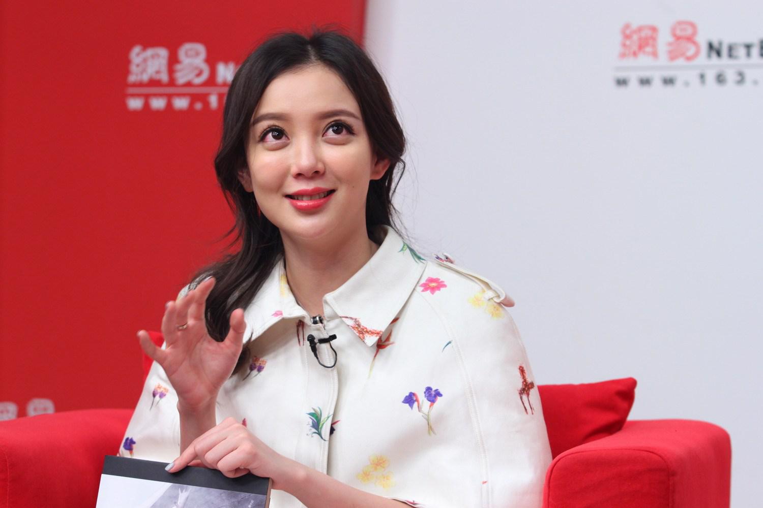 汪小敏花色长裙白嫩美腿现场采访照[7]