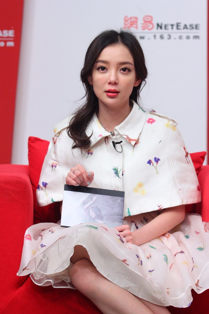 汪小敏花色长裙白嫩美腿现场采访照[9]