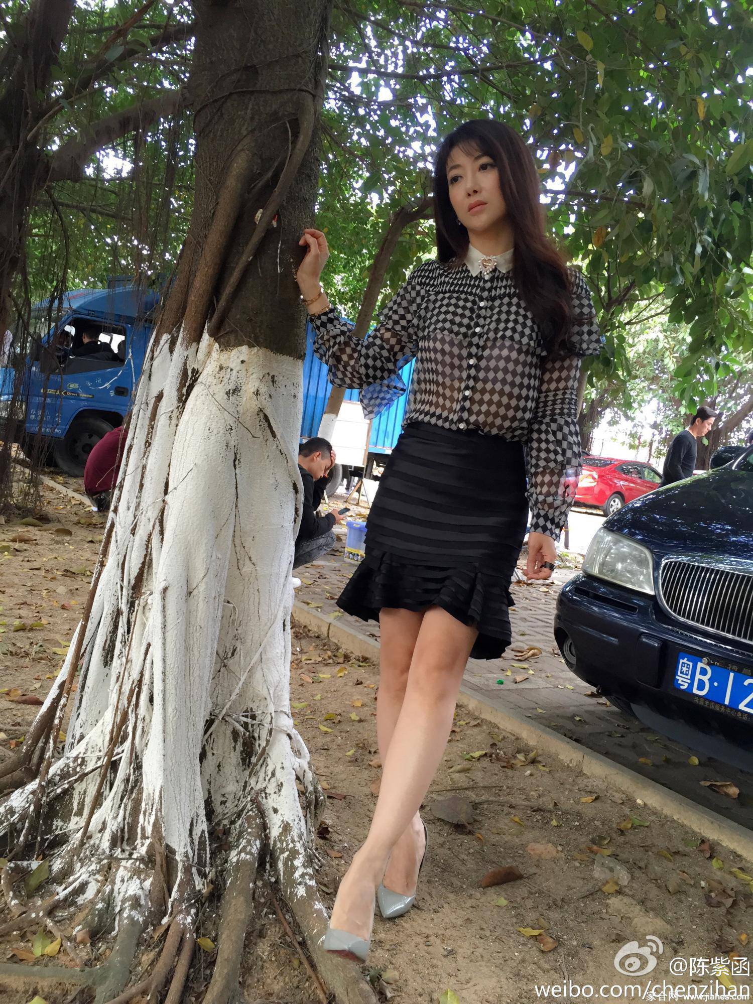陈紫函白嫩美腿高跟短裙街拍[2]
