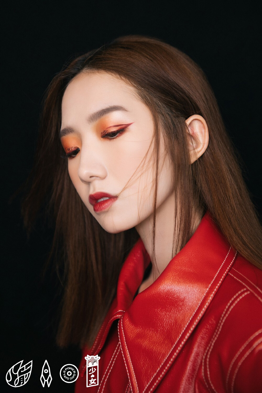 孟美岐丝袜美腿短裙写真[5]