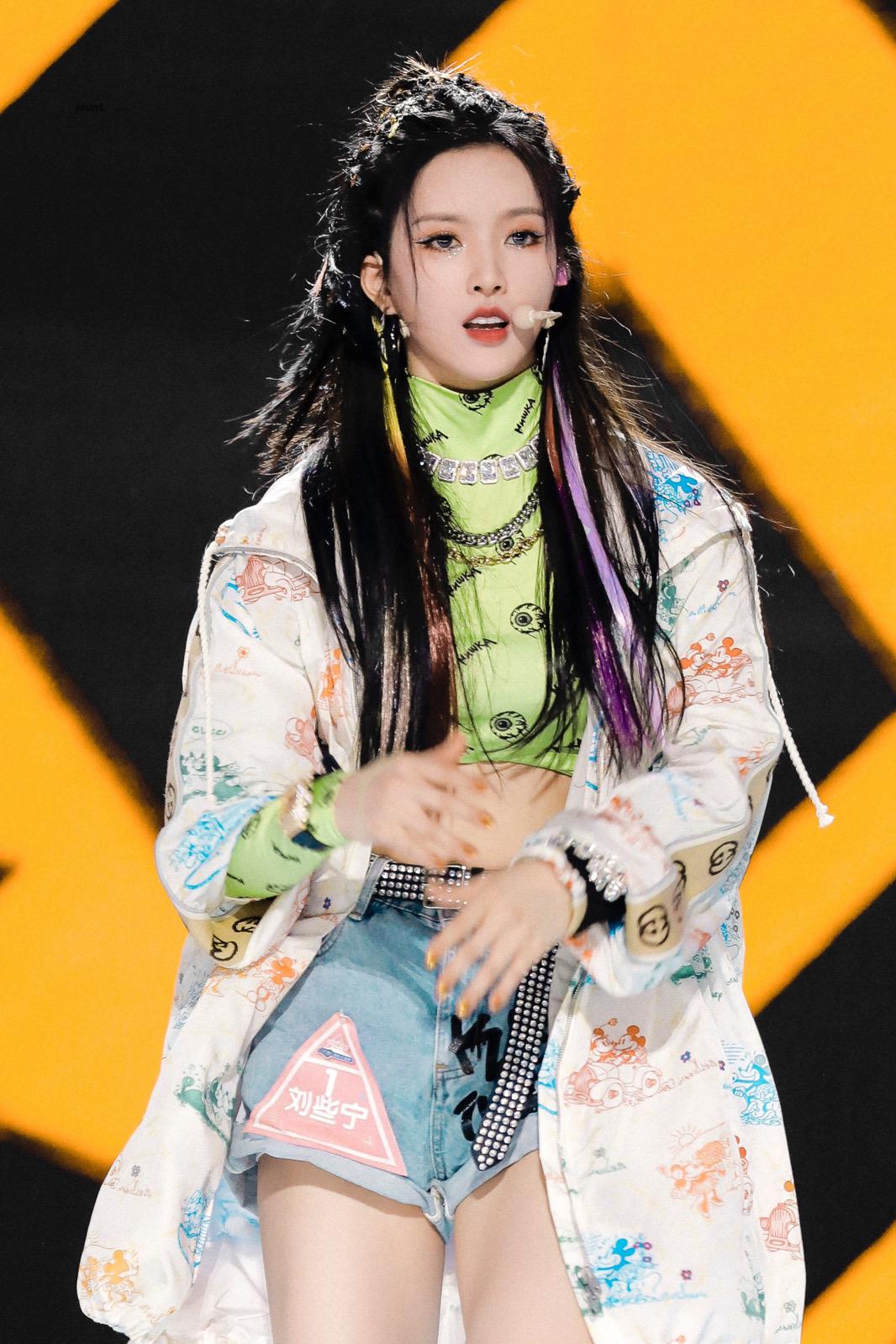 刘些宁牛仔短裤美腿现场照[10]