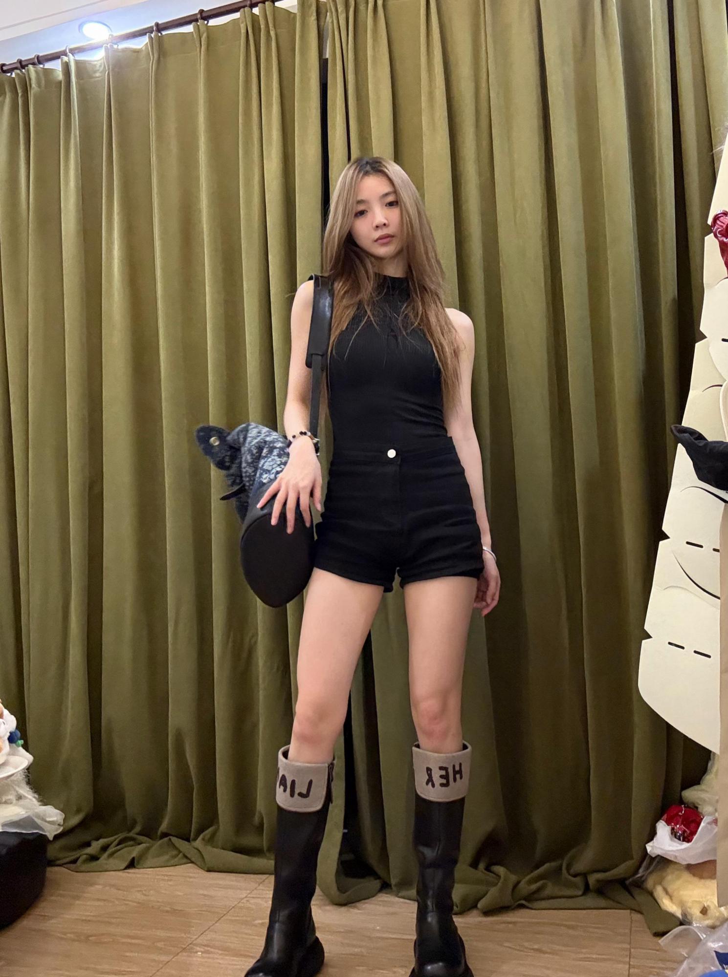 许杨玉琢黑丝袜美腿街拍[2]