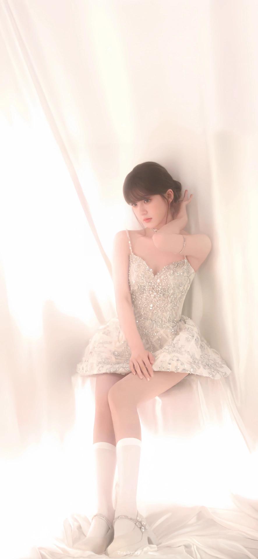 赵露思吊带公主裙白丝袜写真[6]