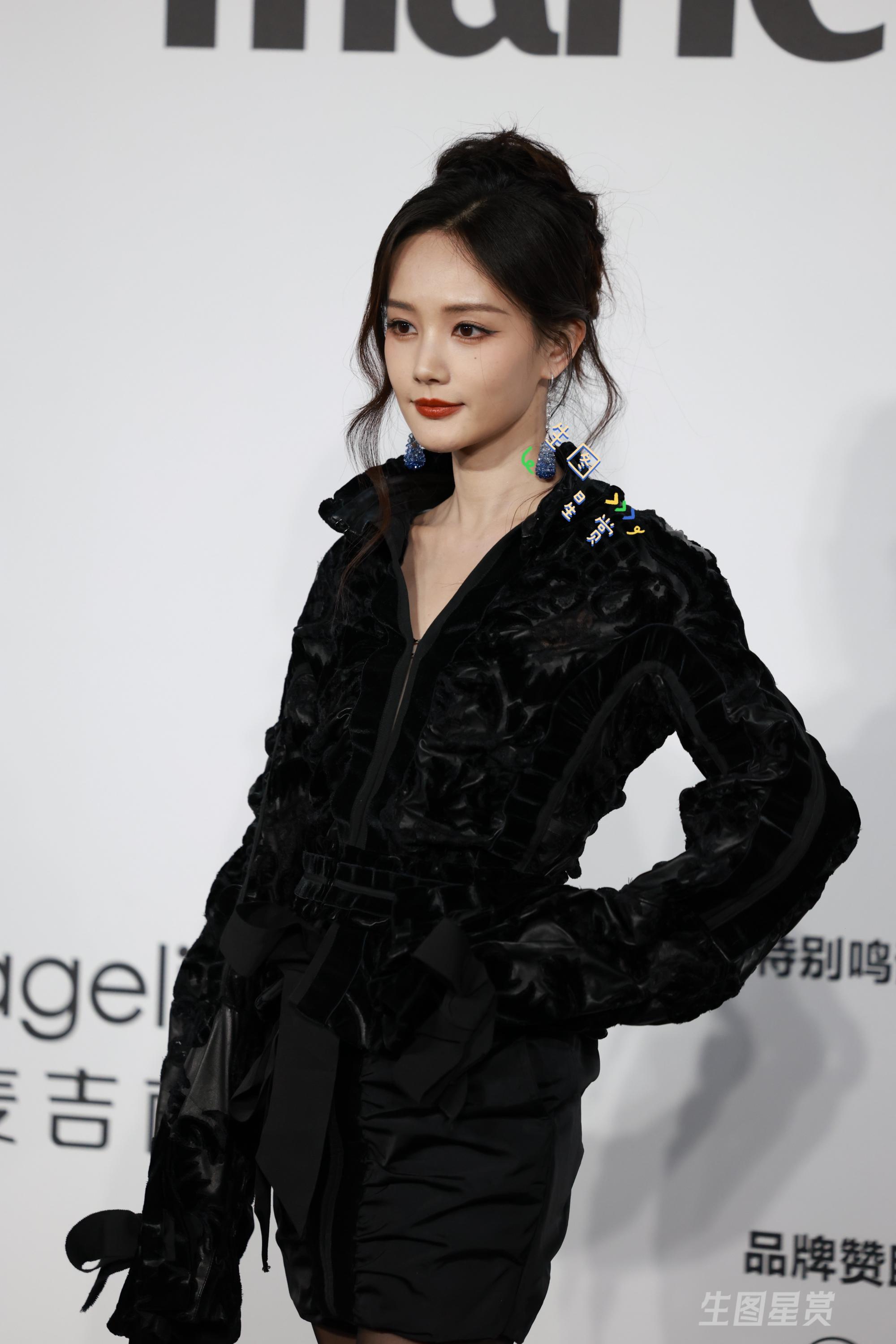 李一桐黑丝美腿包臀群发布会现场亮相2[8]