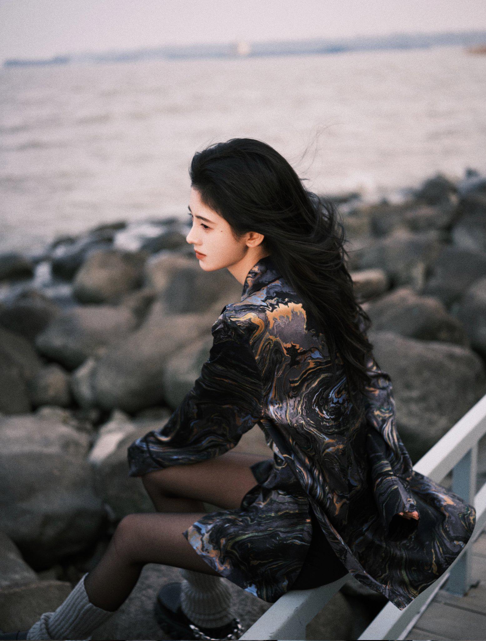 鞠婧祎黑丝美腿机场被粉丝拍[2]