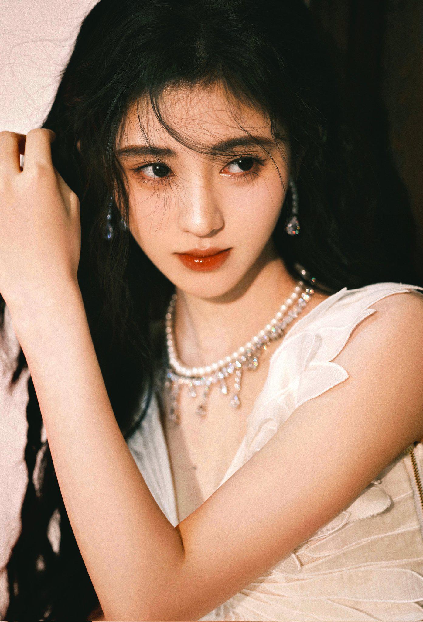 鞠婧祎浓妆美丽动人[3]