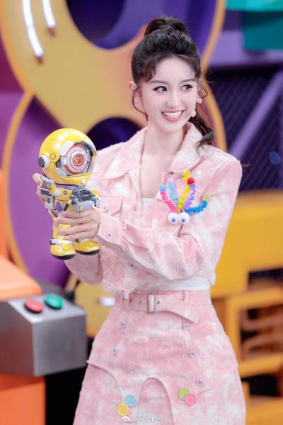 开门大吉二场美女主持人严尚嘉美腿现场主持照