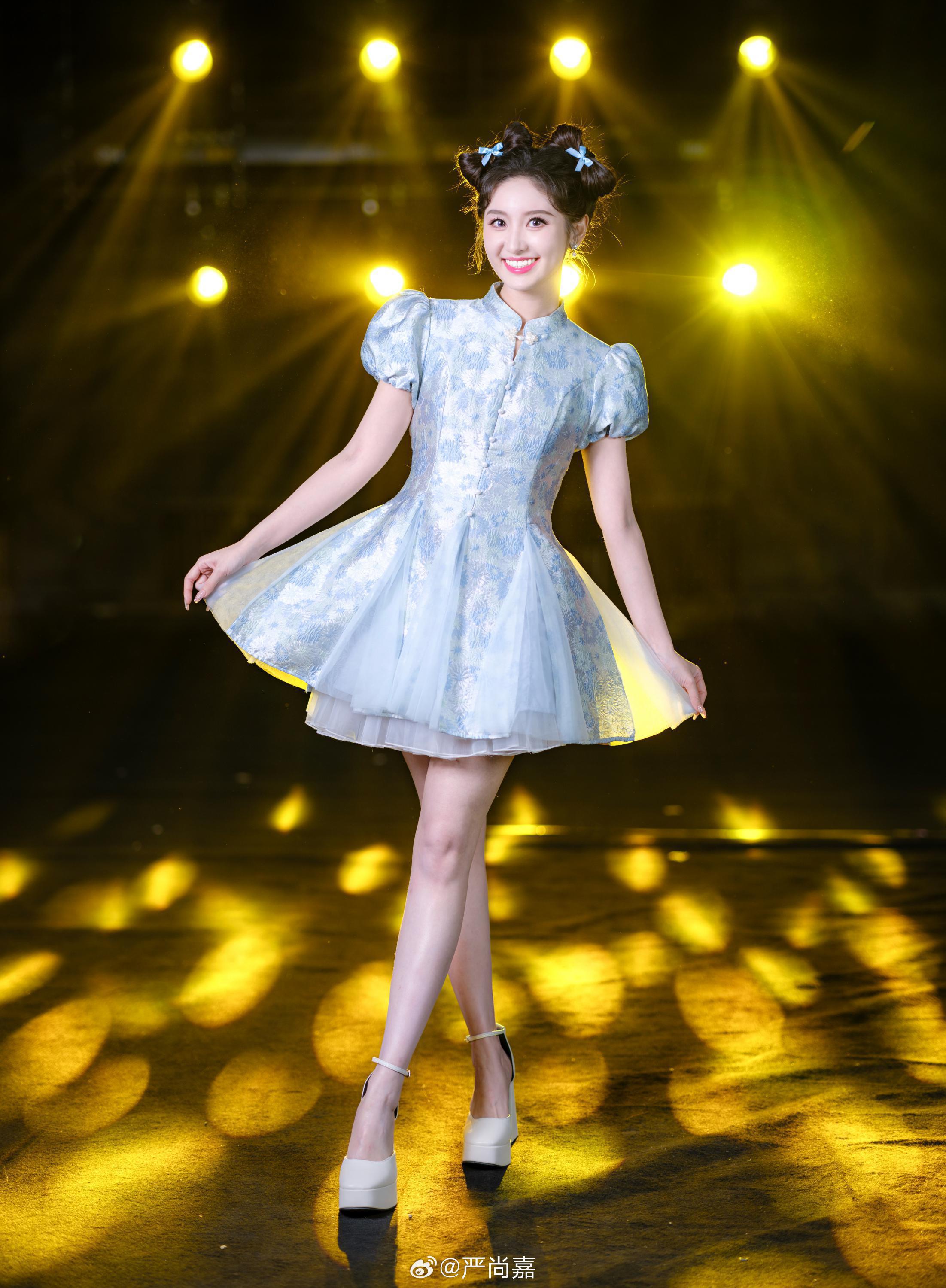 开门大吉二场美女主持人严尚嘉天蓝色连衣裙美腿高跟写真[2]