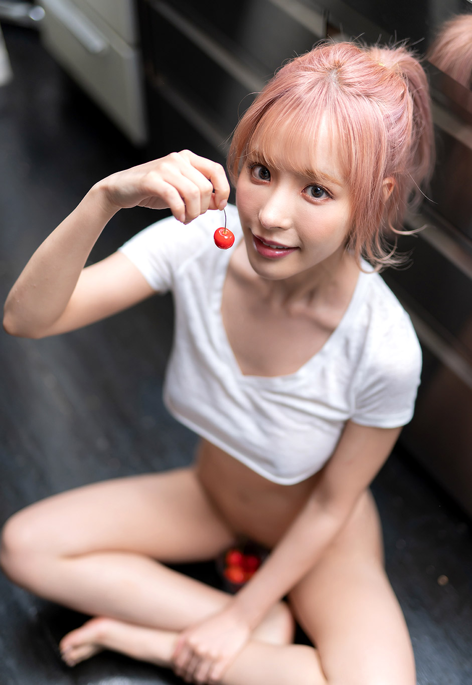 桃乃木香奈性感牛仔短裤嘴含樱桃[8]