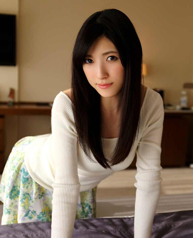 轻熟女森澤佳奈肉色丝袜短裙人妻装扮[6]