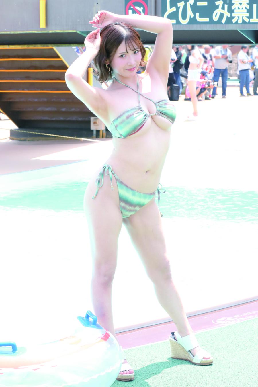 美园和花绿色泳衣诱人酮体泳池写真[9]