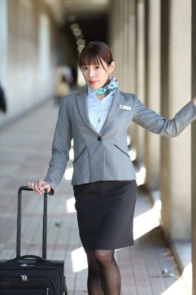 都月琉衣纱演绎制服空姐诱惑[4]