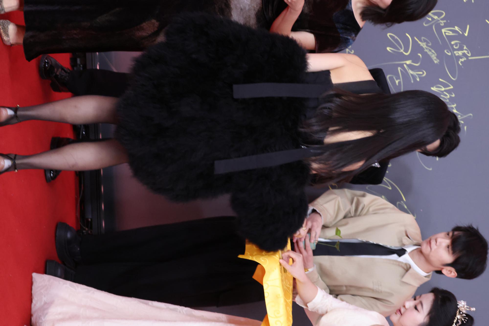 孙千黑丝美腿高跟背面连拍生图照