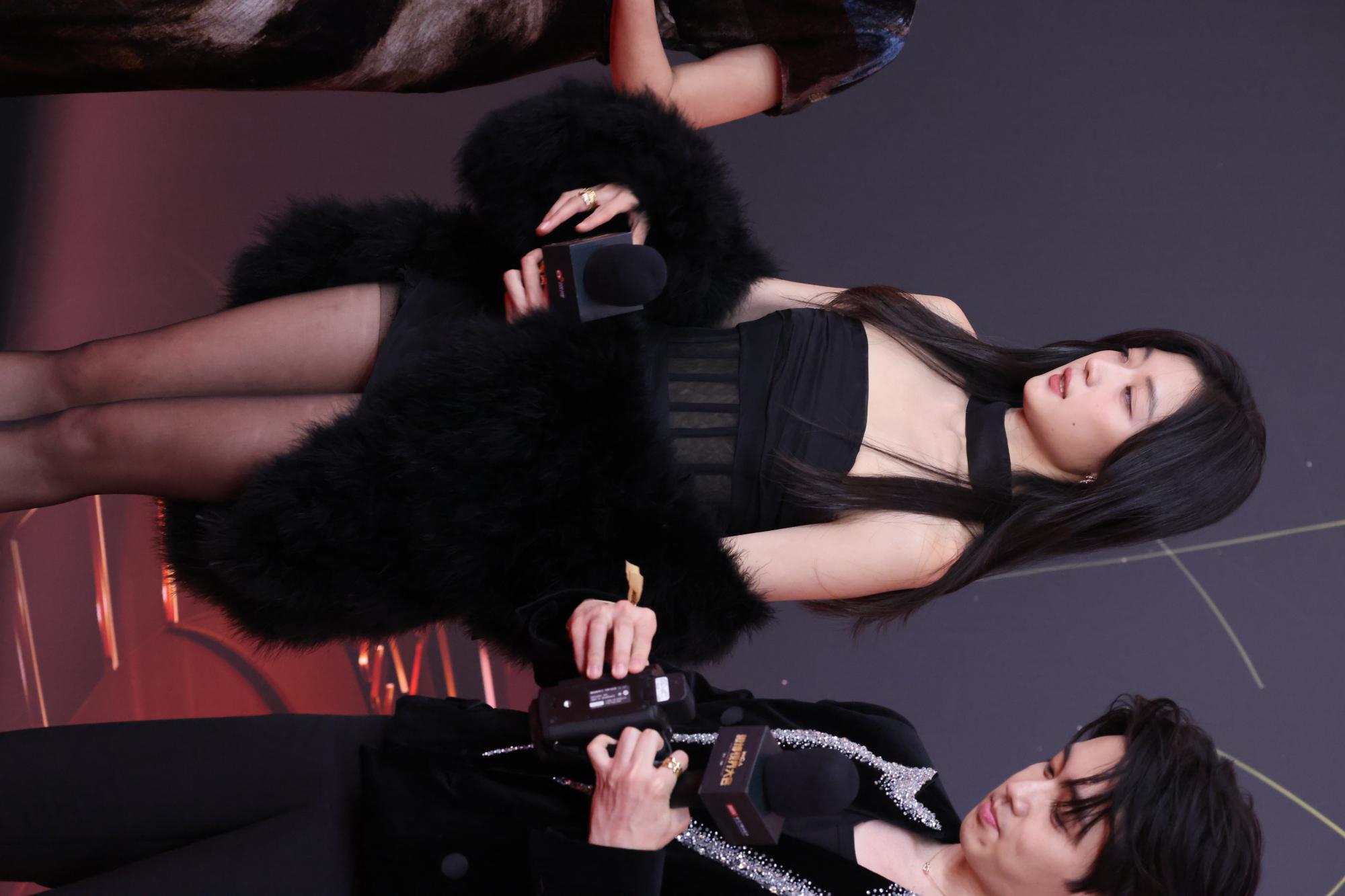 孙千黑丝美腿高跟全身右拍现场生图照[5]