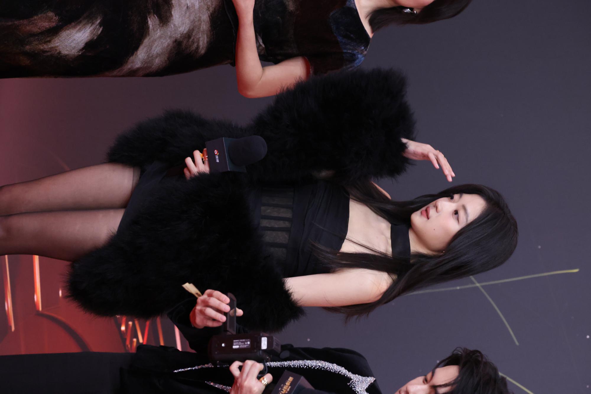 孙千黑丝美腿高跟全身右拍现场生图照[8]