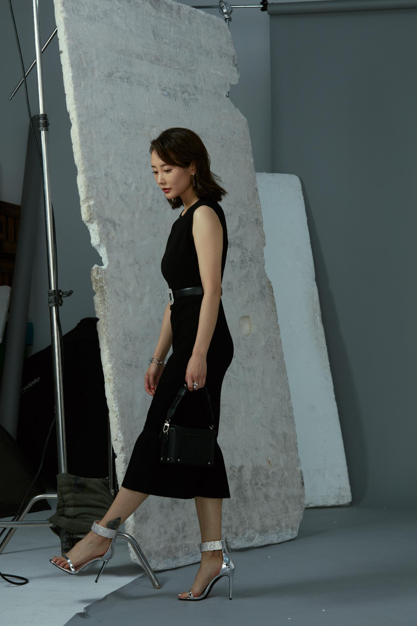 李纯棚拍生图-黑色连衣长裙高跟[2]