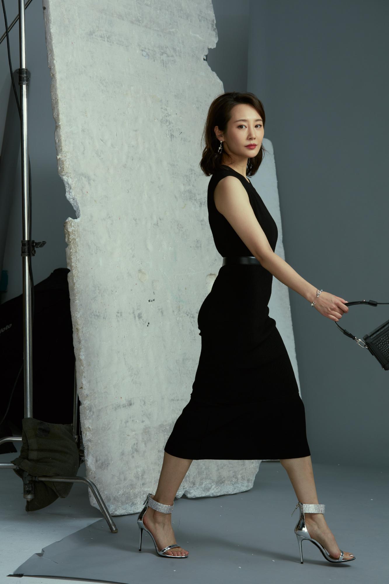 李纯棚拍生图-黑色连衣长裙高跟[4]