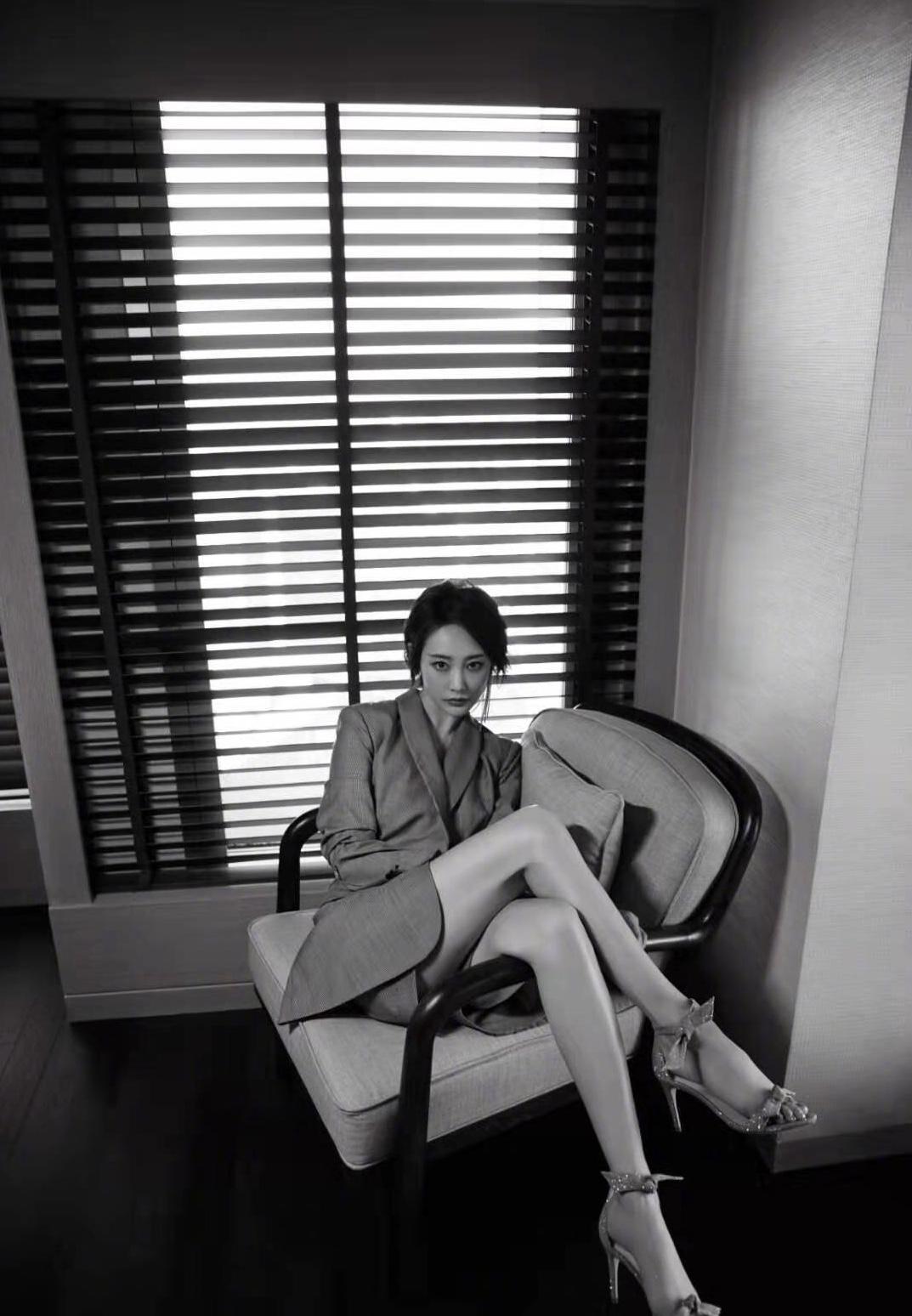 李纯黑色短裙美腿靴子现场诱人[7]