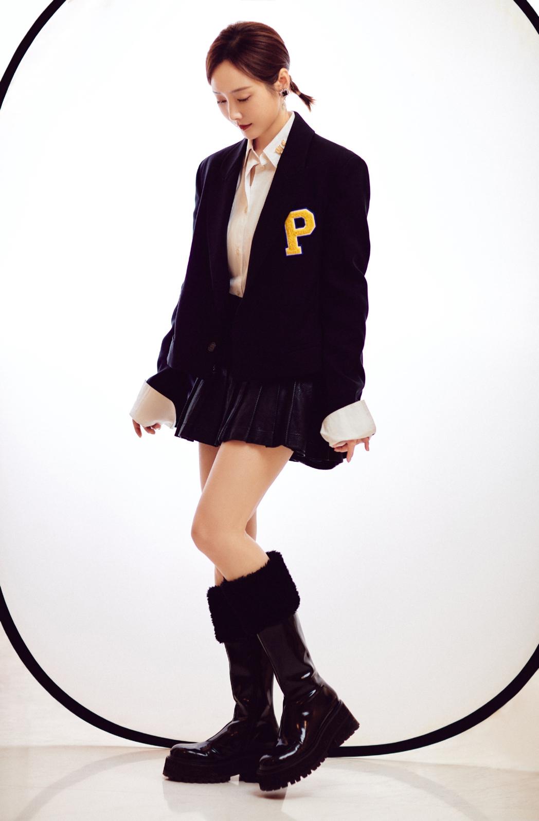 李纯黑色短裙美腿靴子现场诱人[8]