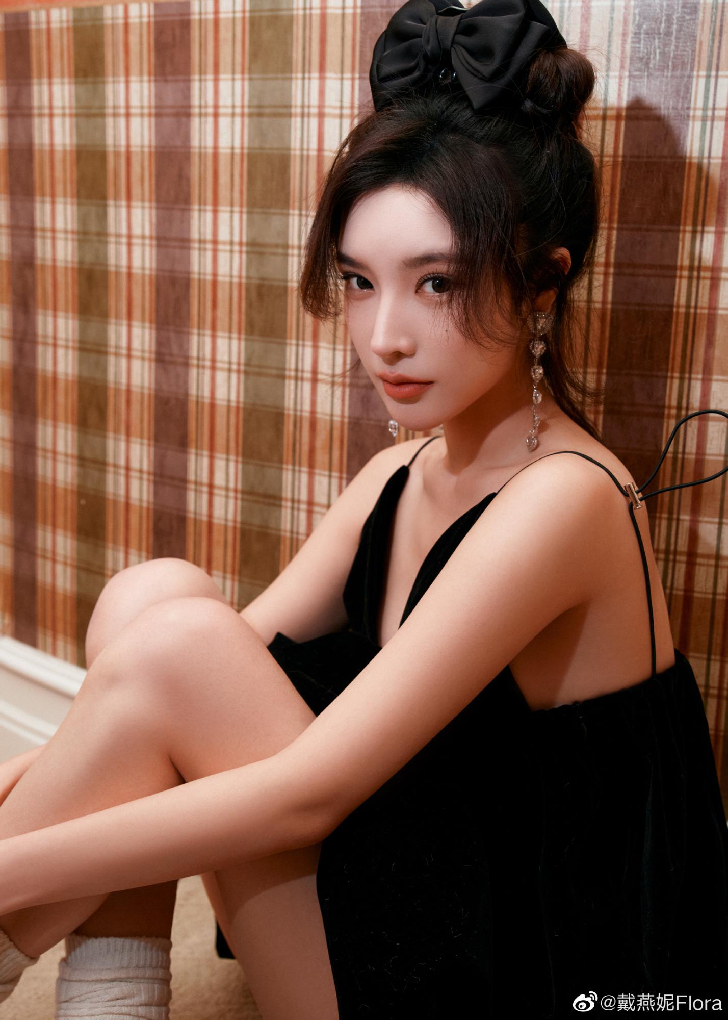 戴燕妮白色短袜小清鲜床上写真[7]