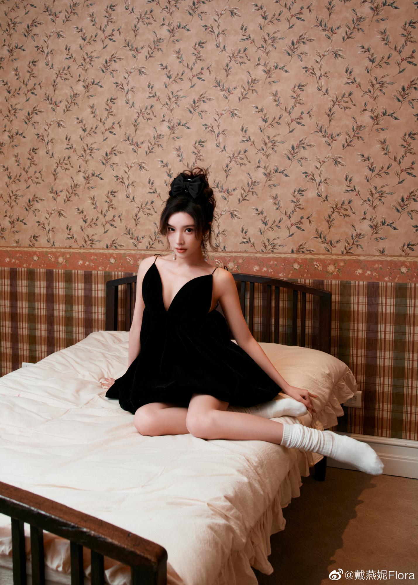 戴燕妮白色短袜小清鲜床上写真[9]