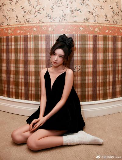 戴燕妮白色短袜小清鲜床上写真