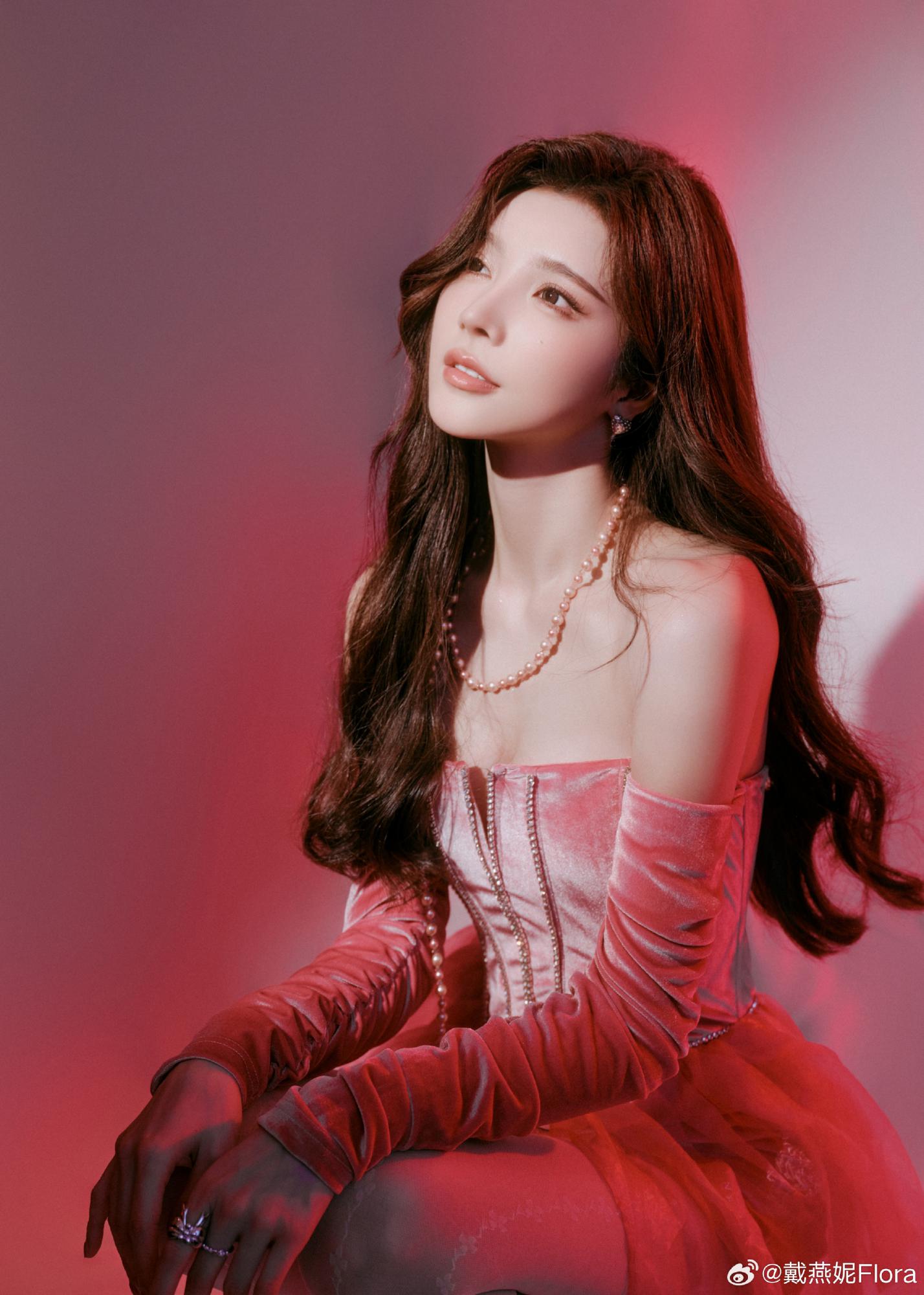 戴燕妮粉色公主短裙白丝袜写真[9]