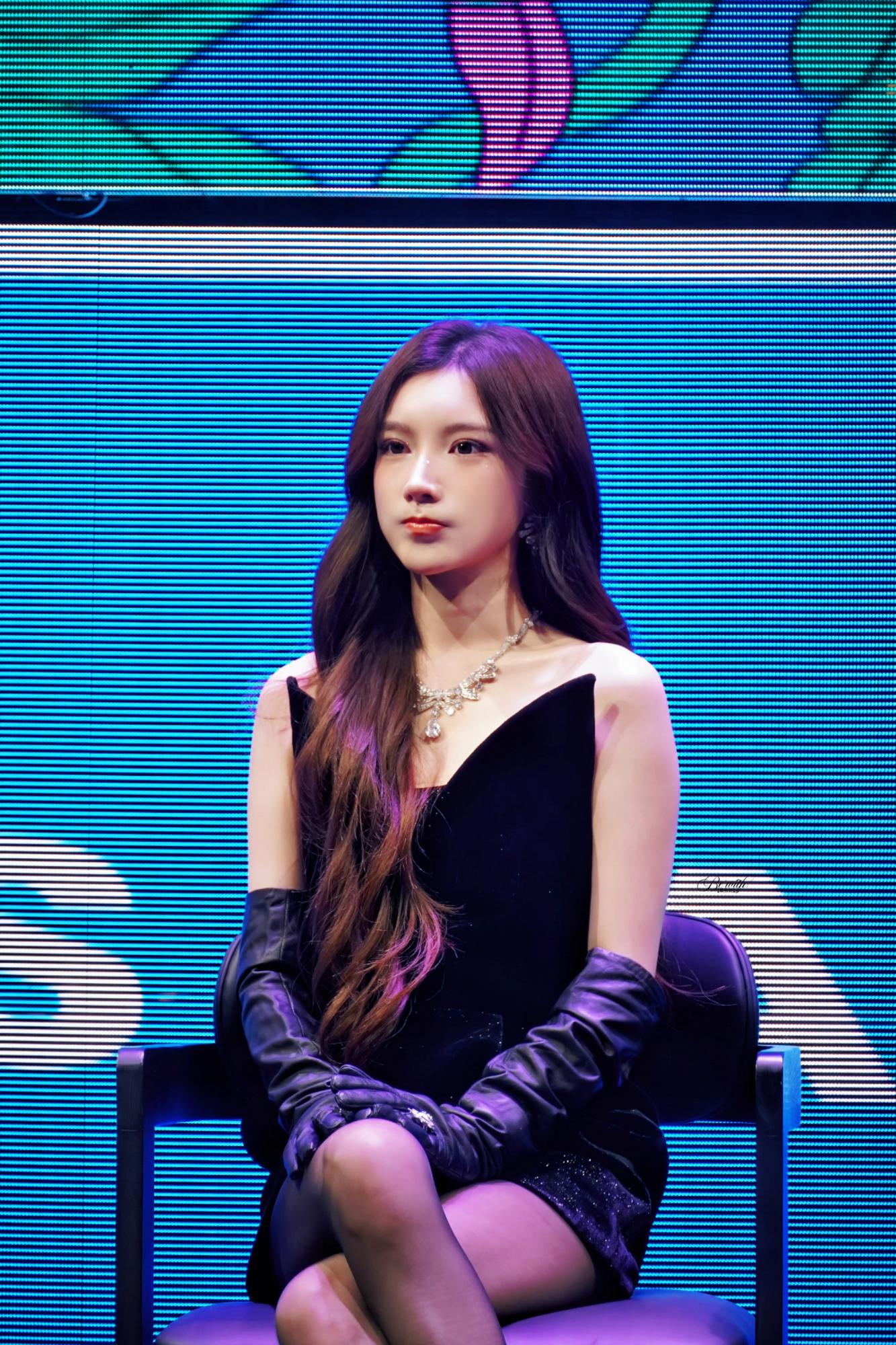 戴燕妮黑丝美腿一身全黑装扮现场嘉宾直拍[6]