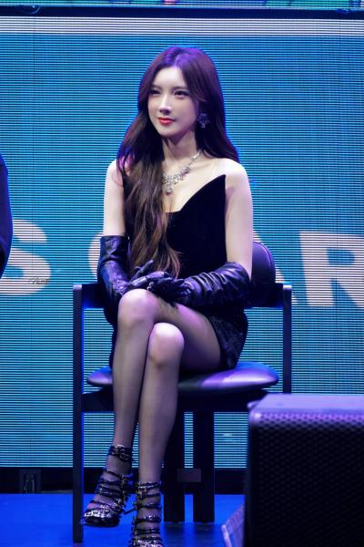 戴燕妮黑丝美腿一身全黑装扮现场嘉宾直拍