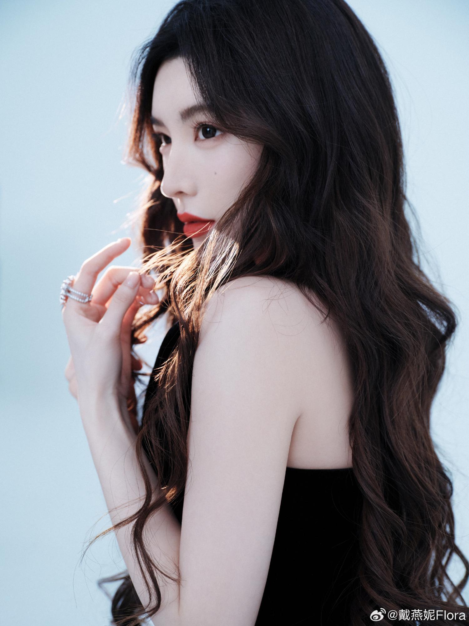 戴燕妮黑丝袜包臀连衣裙抹胸套装写真[9]