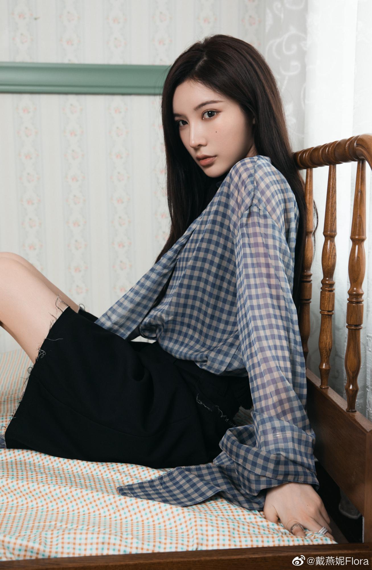 戴燕妮2021黑色牛仔短裙格子衬衫美腿鞋子写真[4]