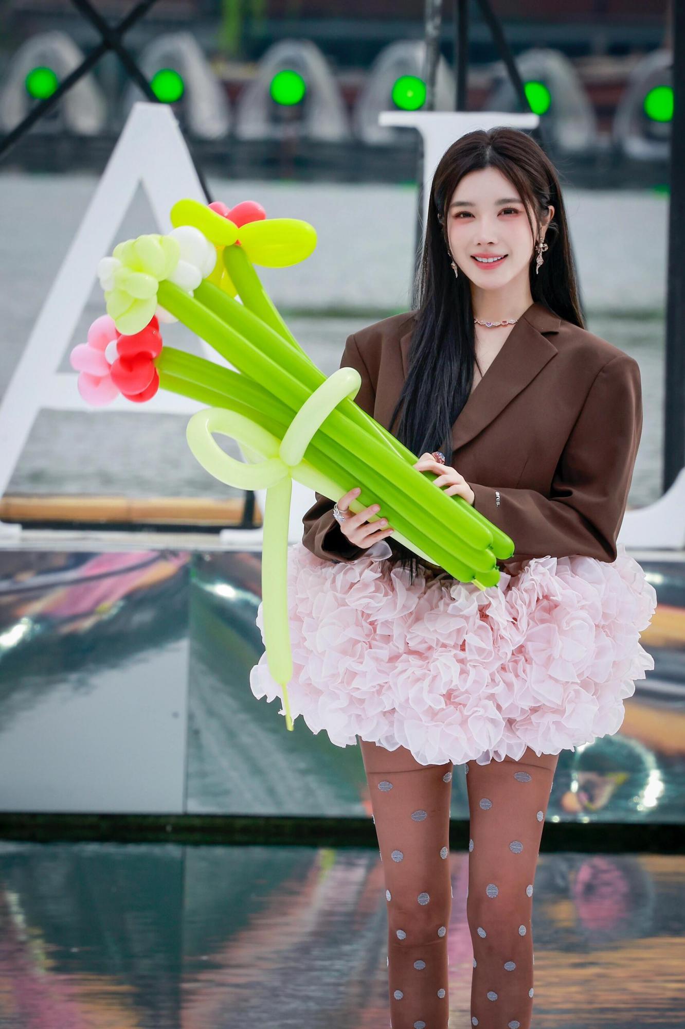 戴燕妮斑点黑丝美腿高跟现场直拍[6]