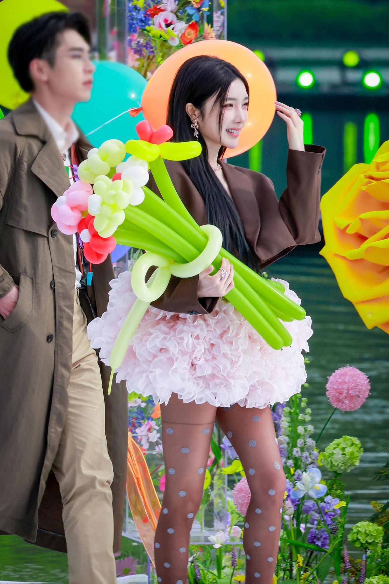 戴燕妮斑点黑丝美腿高跟现场直拍[7]