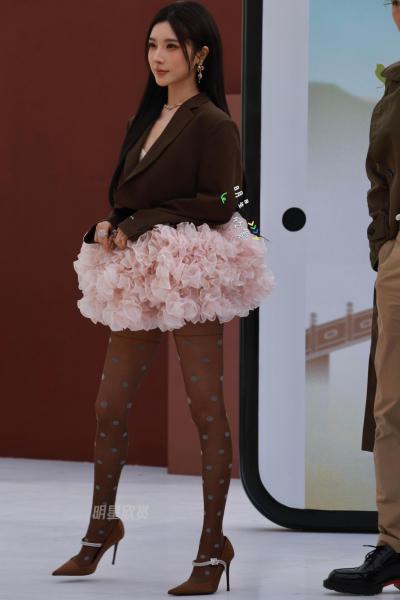 戴燕妮斑点黑丝美腿高跟现场直拍