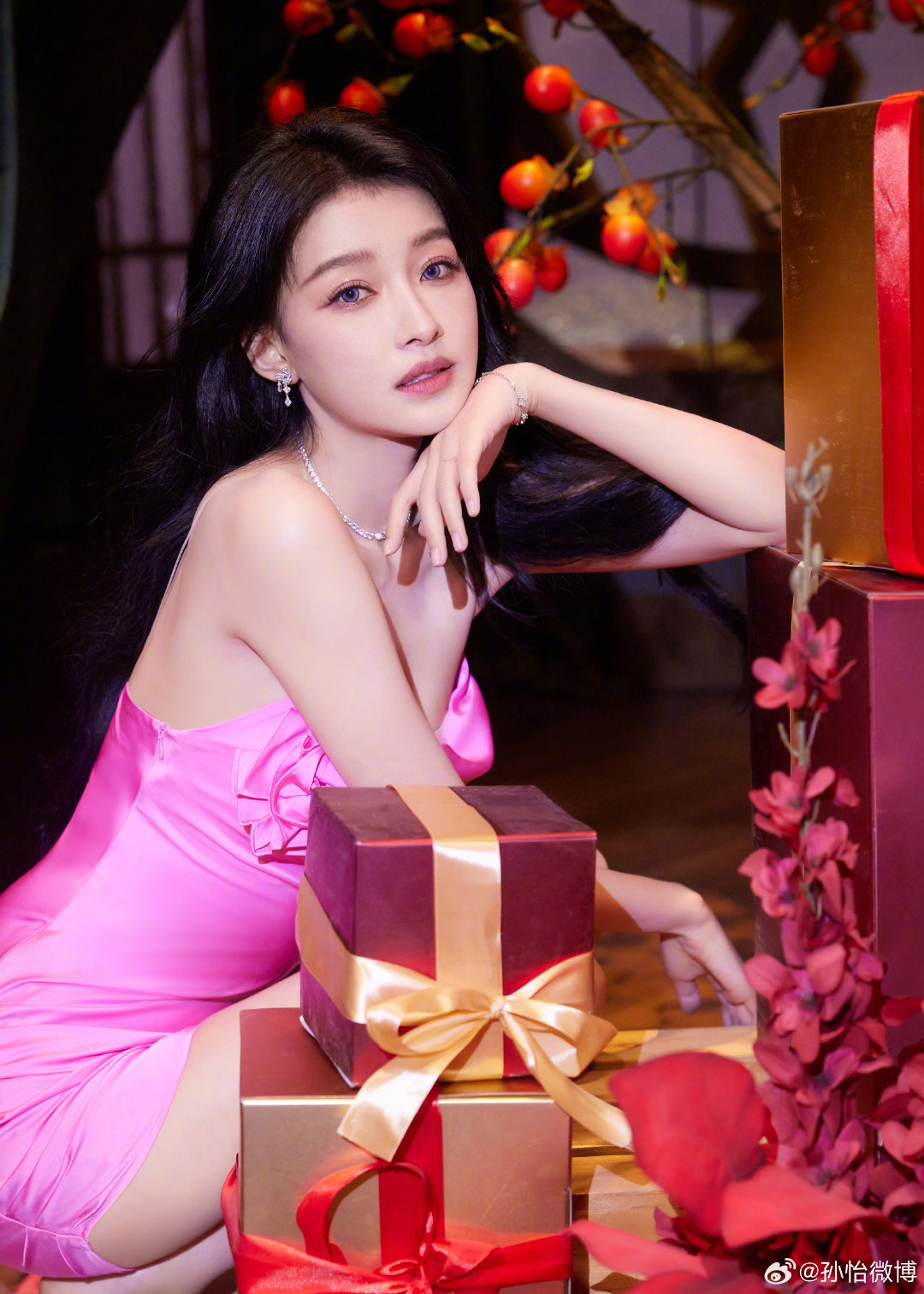 孙怡粉色过裹身连衣短裙性感写真[3]