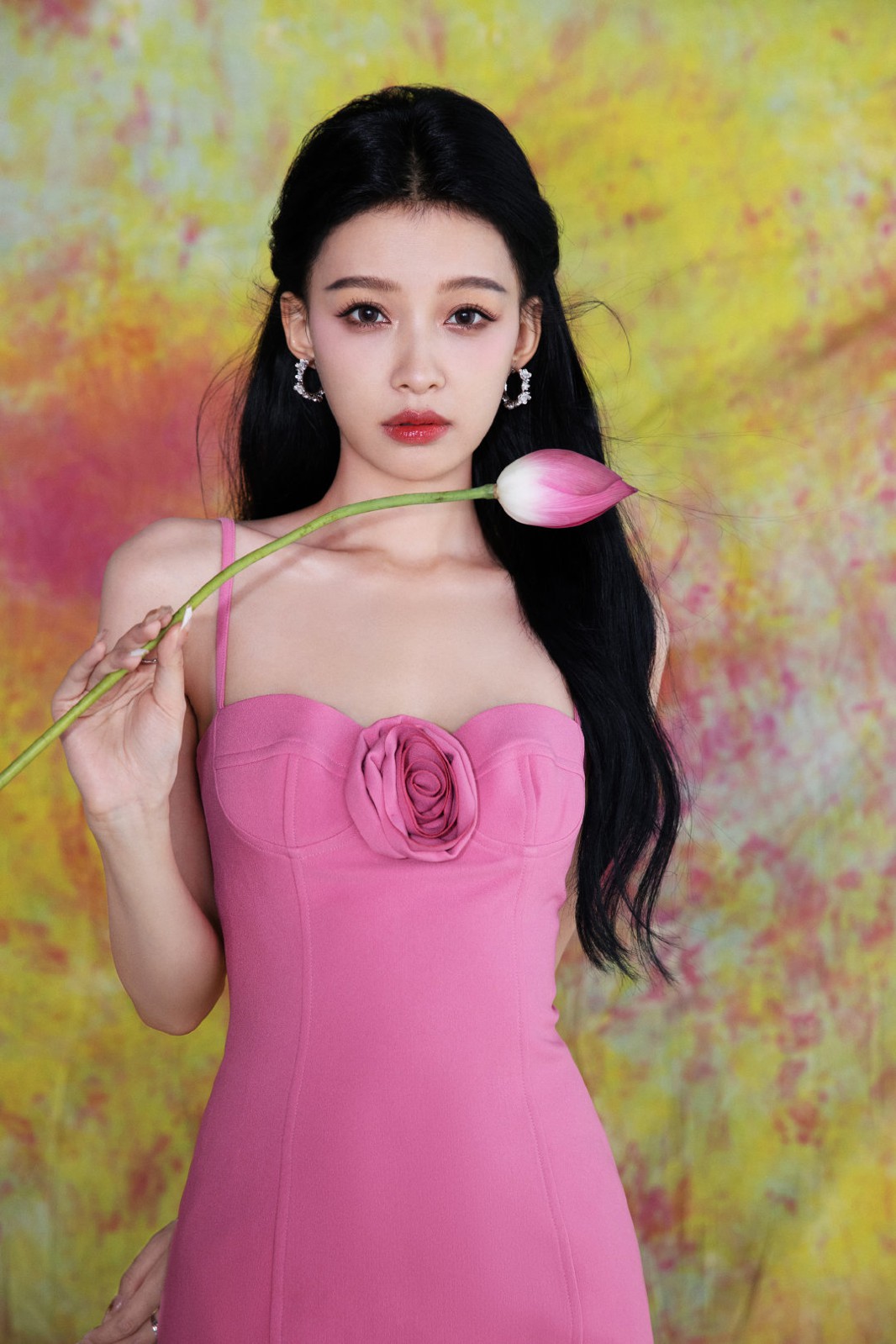 孙怡粉色连衣短裙美腿写真