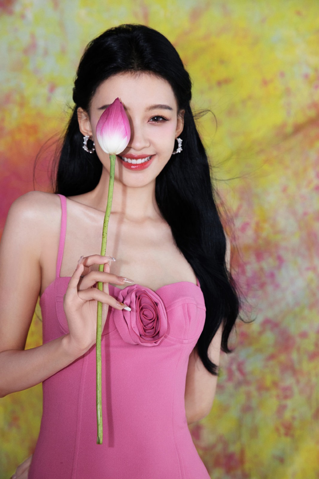 孙怡粉色连衣短裙美腿写真[4]