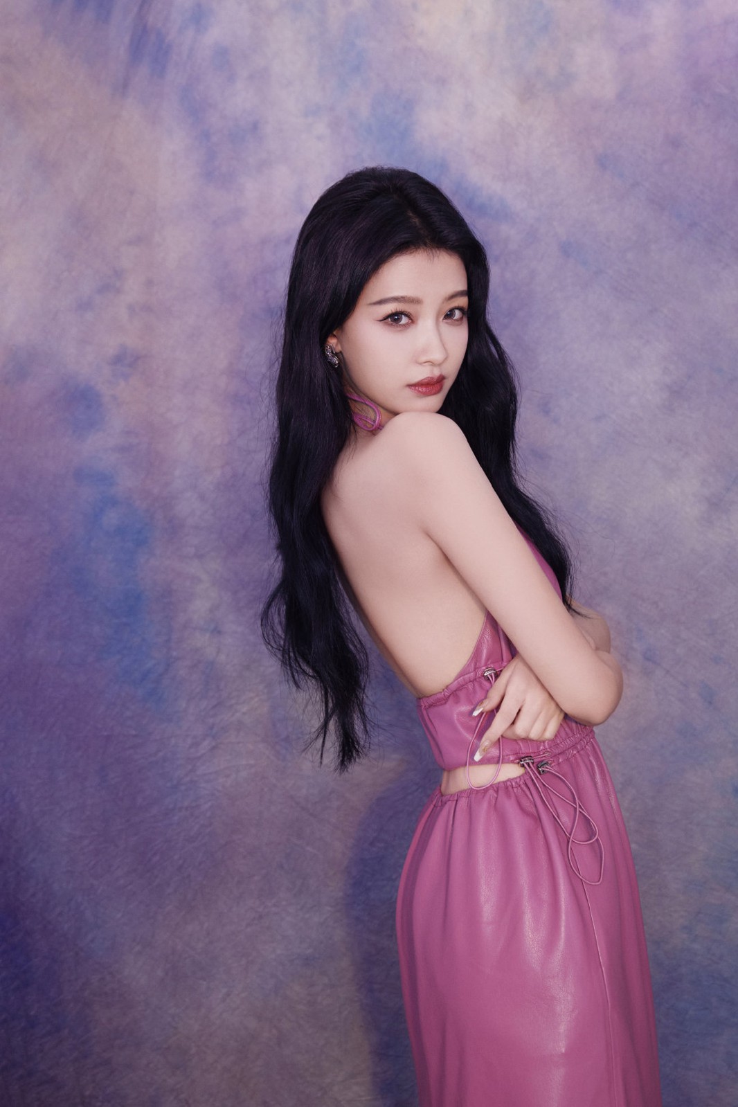 孙怡粉色连衣短裙美腿写真[8]