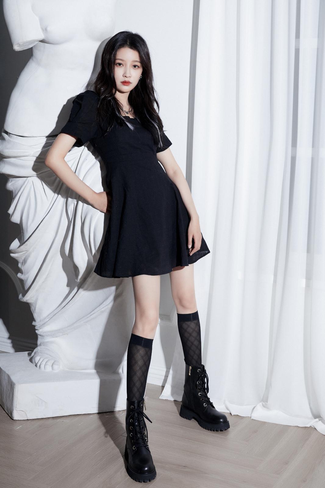 孙怡黑色长靴遮不住笔直美腿[5]